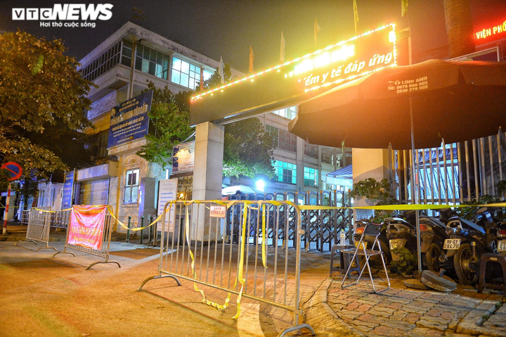 Ảnh: Dựng lều dã chiến ngay trong đêm, phong toả Bệnh viện Phổi Hà Nội - 7