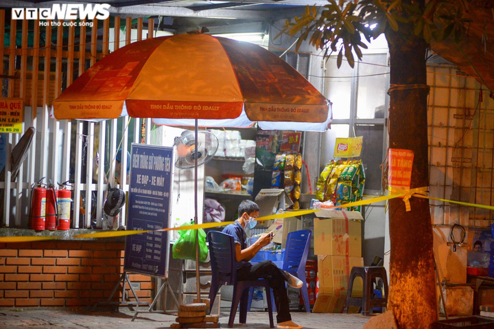 Ảnh: Dựng lều dã chiến ngay trong đêm, phong toả Bệnh viện Phổi Hà Nội - 9
