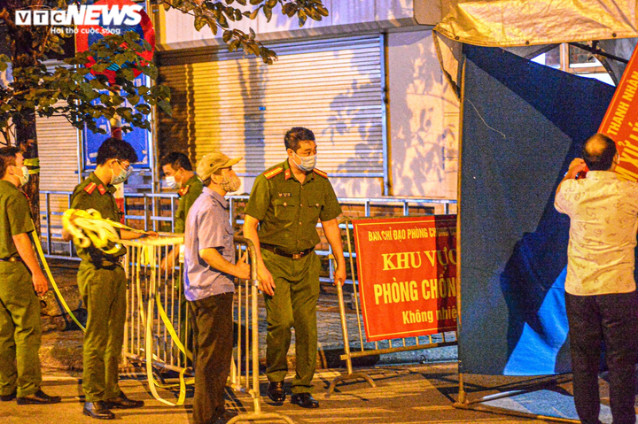 Ảnh: Dựng lều dã chiến ngay trong đêm, phong toả Bệnh viện Phổi Hà Nội - 3