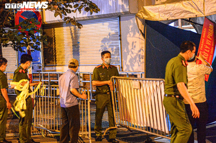 Ảnh: Dựng lều dã chiến ngay trong đêm, phong toả Bệnh viện Phổi Hà Nội - 5