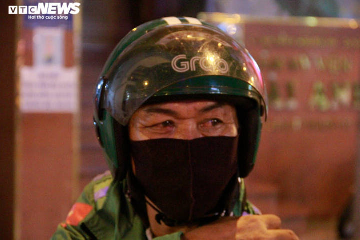 TP.HCM áp dụng không ra đường sau 18h: Nhiều người bị dừng xe, xử phạt - 2