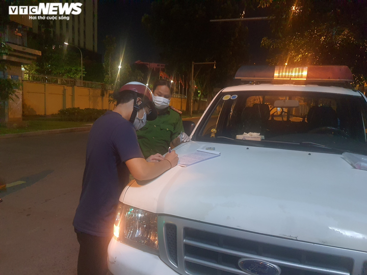 TP.HCM áp dụng không ra đường sau 18h: Nhiều người bị dừng xe, xử phạt - 1