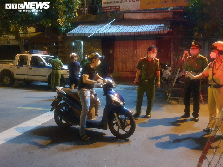 TP.HCM áp dụng không ra đường sau 18h: Nhiều người bị dừng xe, xử phạt - 3