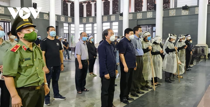 Gia đình, giới văn chương nghẹn ngào tiễn biệt nhà văn Sơn Tùng - 2