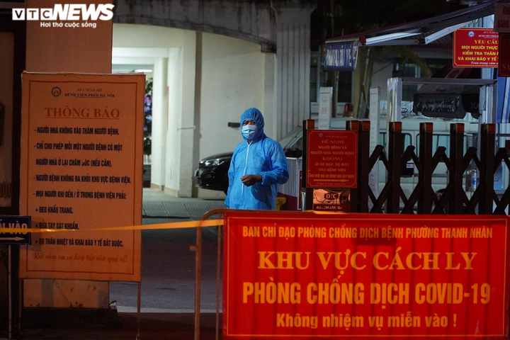 Ảnh: Dựng lều dã chiến ngay trong đêm, phong toả Bệnh viện Phổi Hà Nội - 8