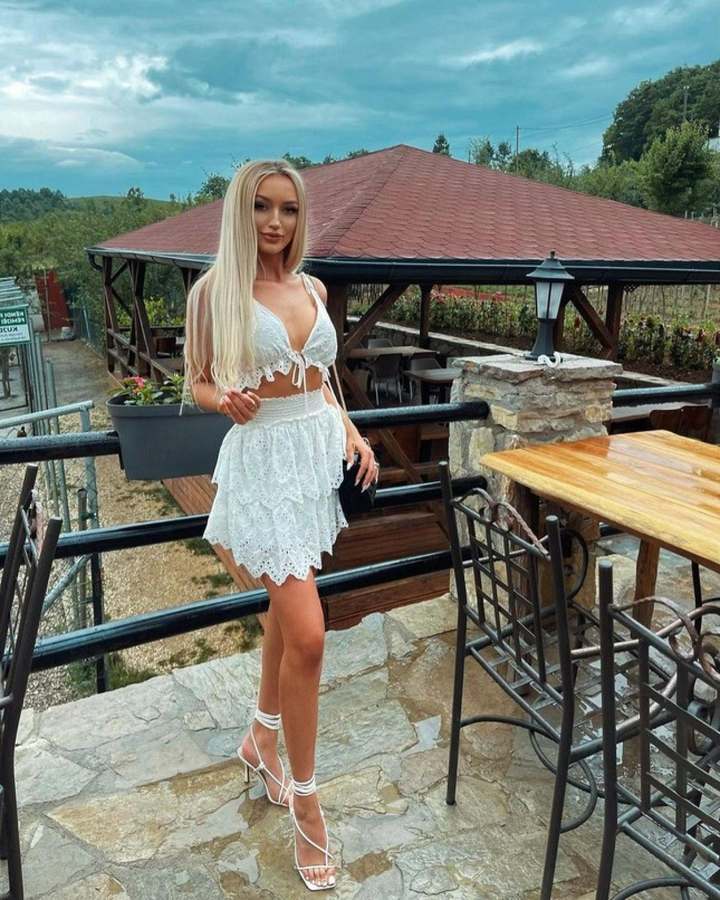 Vẻ đẹp kiểu búp bê Barbie của Hoa hậu Hoàn vũ Kosovo 2021 - 2