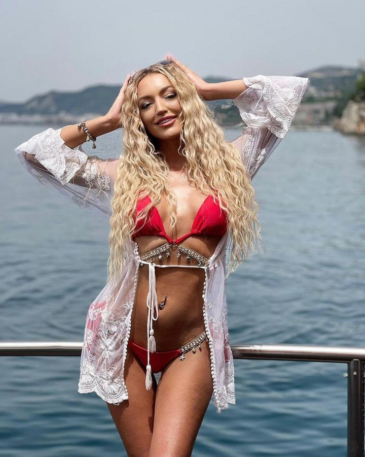 Vẻ đẹp kiểu búp bê Barbie của Hoa hậu Hoàn vũ Kosovo 2021 - 3