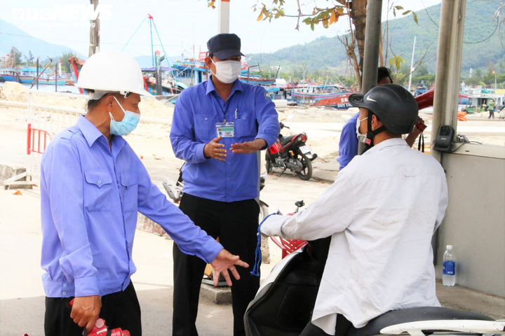 Ảnh: Tất bật chuyển hải sản trước giờ đóng cửa cảng cá lớn nhất miền Trung - 1