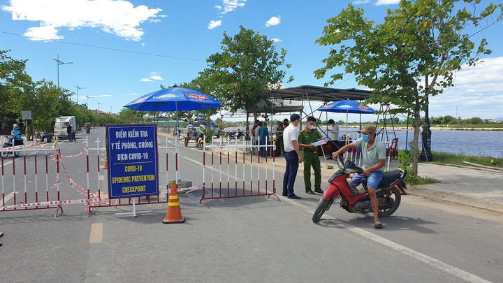 Ảnh: Phố cổ Hội An vắng lặng như tờ trong ngày đầu giãn cách xã hội - 9