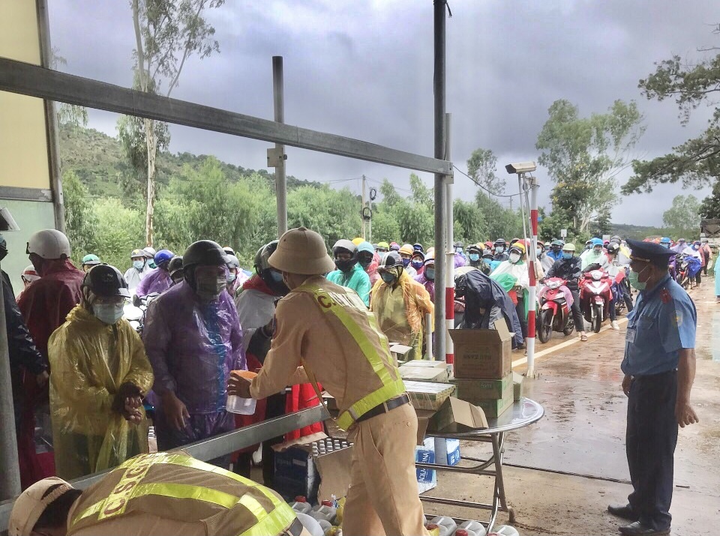 Cảnh sát phát xăng, nhu yếu phẩm miễn phí cho người dân về quê - 2