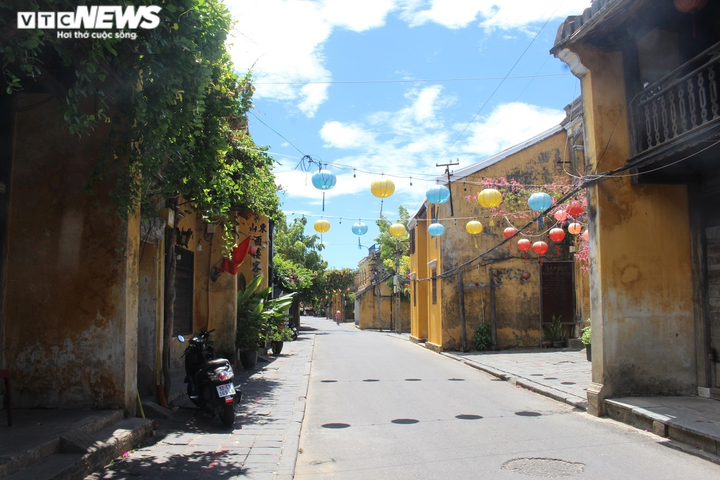 Ảnh: Phố cổ Hội An vắng lặng như tờ trong ngày đầu giãn cách xã hội - 4