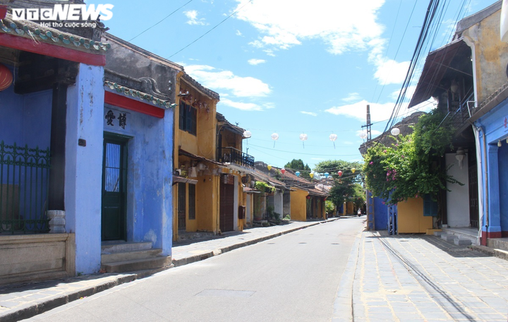 Ảnh: Phố cổ Hội An vắng lặng như tờ trong ngày đầu giãn cách xã hội - 1