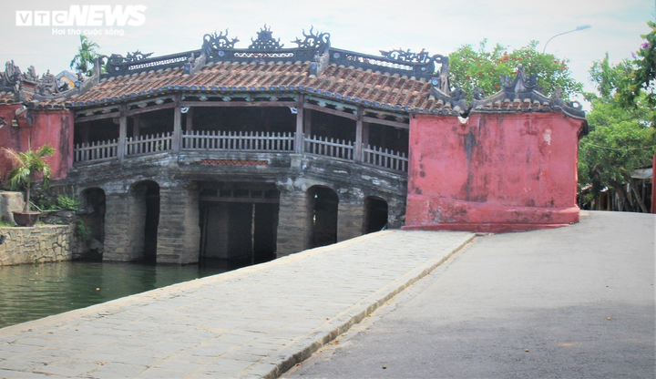 Ảnh: Phố cổ Hội An vắng lặng như tờ trong ngày đầu giãn cách xã hội - 8