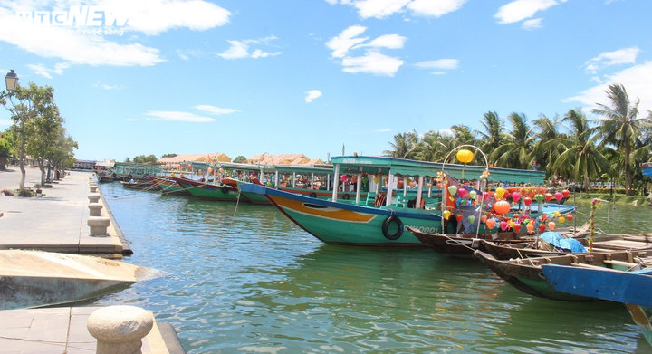 Ảnh: Phố cổ Hội An vắng lặng như tờ trong ngày đầu giãn cách xã hội - 7