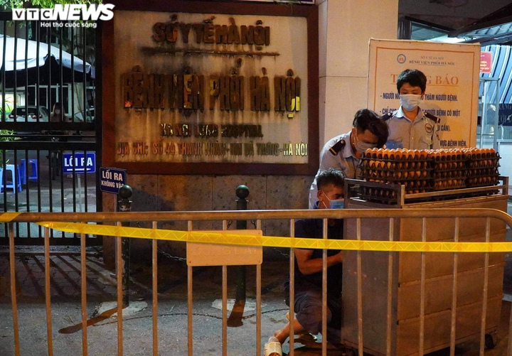 Ảnh: Dựng lều dã chiến ngay trong đêm, phong toả Bệnh viện Phổi Hà Nội - 10