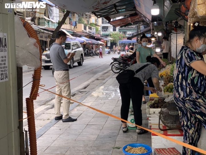 Cảnh mua bán khác lạ chưa từng có ở chợ Hà Nội - 11