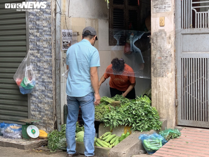 Cảnh mua bán khác lạ chưa từng có ở chợ Hà Nội - 17
