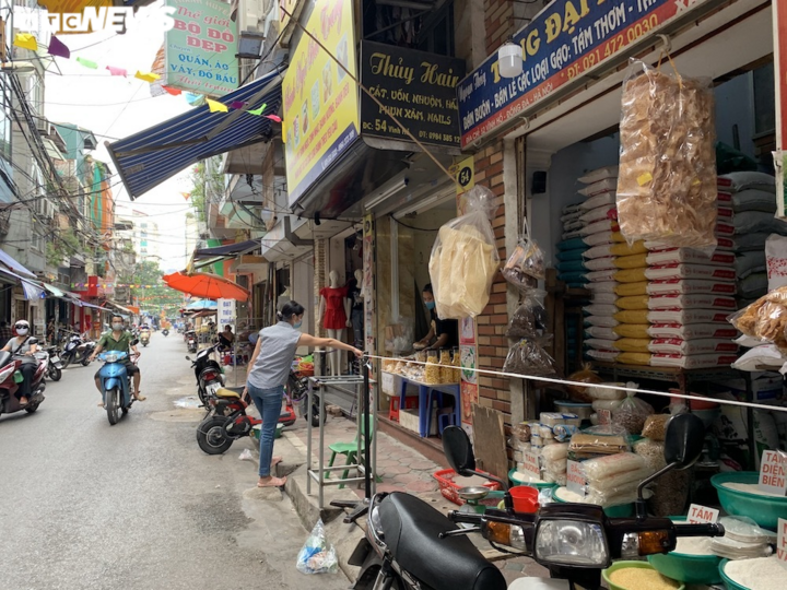 Cảnh mua bán khác lạ chưa từng có ở chợ Hà Nội - 13