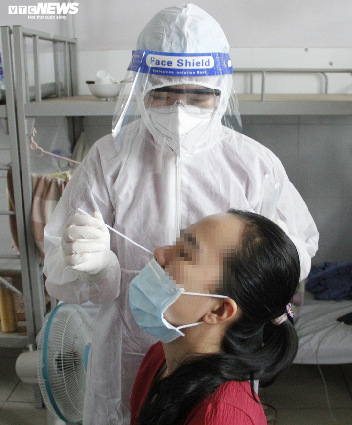 Ảnh: Theo chân bác sĩ đi lấy mẫu xét nghiệm PCR cho bệnh nhân COVID-19 - 5