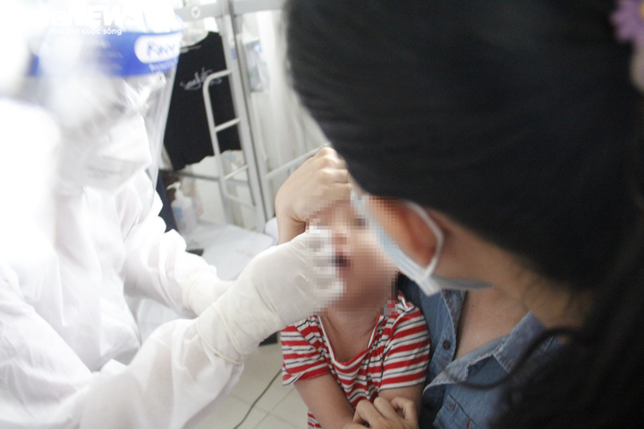 Ảnh: Theo chân bác sĩ đi lấy mẫu xét nghiệm PCR cho bệnh nhân COVID-19 - 7