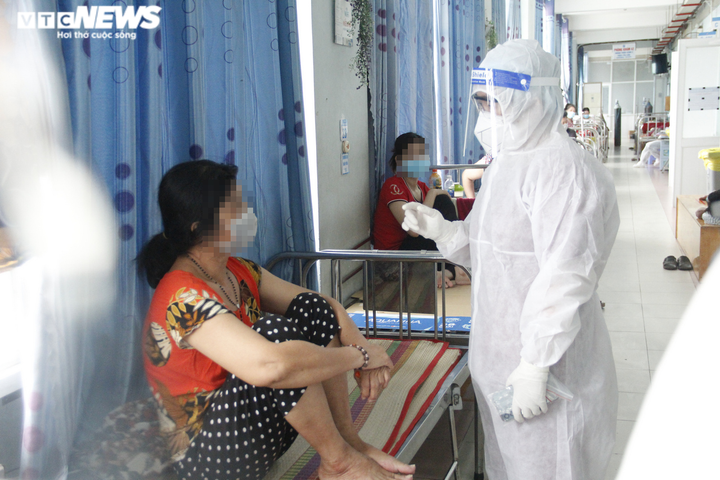 Ảnh: Theo chân bác sĩ đi lấy mẫu xét nghiệm PCR cho bệnh nhân COVID-19 - 1