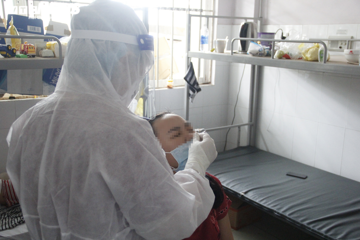 Ảnh: Theo chân bác sĩ đi lấy mẫu xét nghiệm PCR cho bệnh nhân COVID-19 - 2