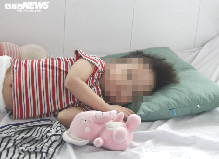 Ảnh: Theo chân bác sĩ đi lấy mẫu xét nghiệm PCR cho bệnh nhân COVID-19 - 6