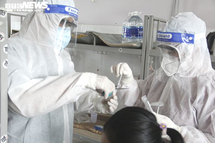 Ảnh: Theo chân bác sĩ đi lấy mẫu xét nghiệm PCR cho bệnh nhân COVID-19 - 3