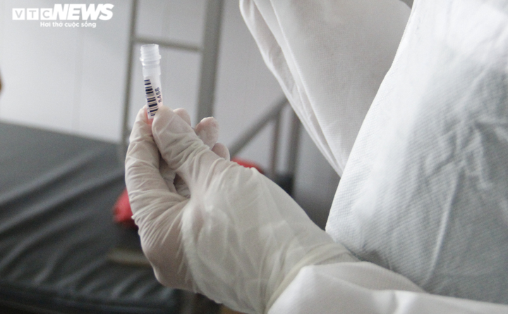 Ảnh: Theo chân bác sĩ đi lấy mẫu xét nghiệm PCR cho bệnh nhân COVID-19 - 8