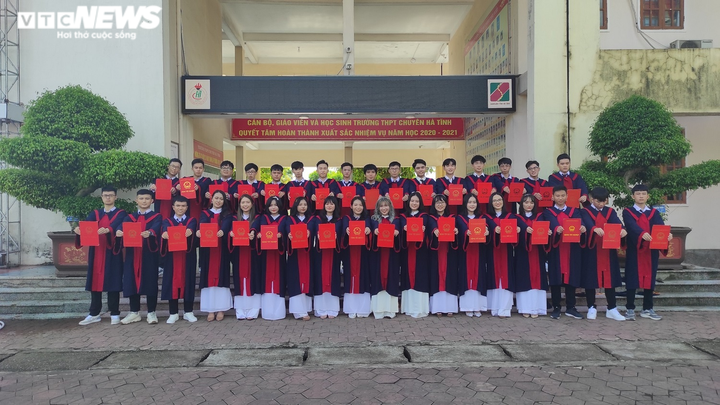 Nữ sinh Hà Tĩnh là thủ khoa toàn quốc, giành ba điểm 10 tuyệt đối - 2