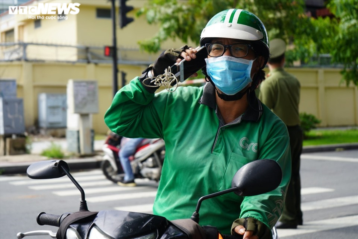 CSGT TP.HCM xử phạt hàng loạt shipper giao hàng không thiết yếu - 10