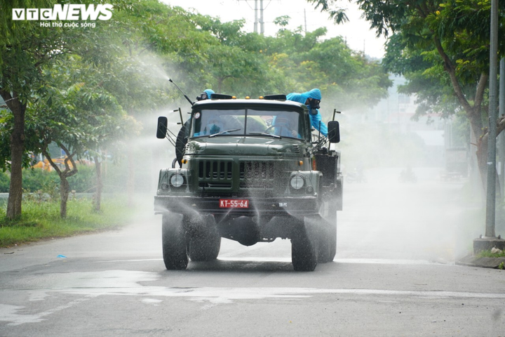 Ảnh: Xuất hiện ca COVID-19, Bộ Tư lệnh Thủ đô phun khử khuẩn KCN Chương Mỹ - 2