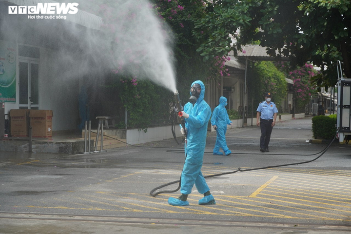 Ảnh: Xuất hiện ca COVID-19, Bộ Tư lệnh Thủ đô phun khử khuẩn KCN Chương Mỹ - 3
