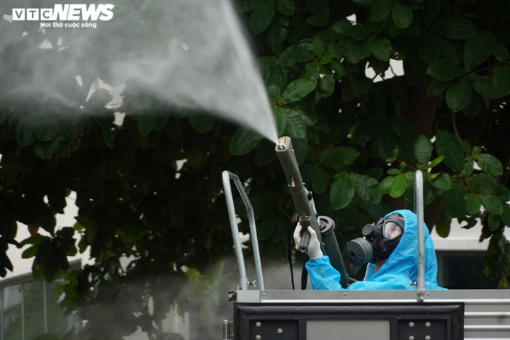 Ảnh: Xuất hiện ca COVID-19, Bộ Tư lệnh Thủ đô phun khử khuẩn KCN Chương Mỹ - 4