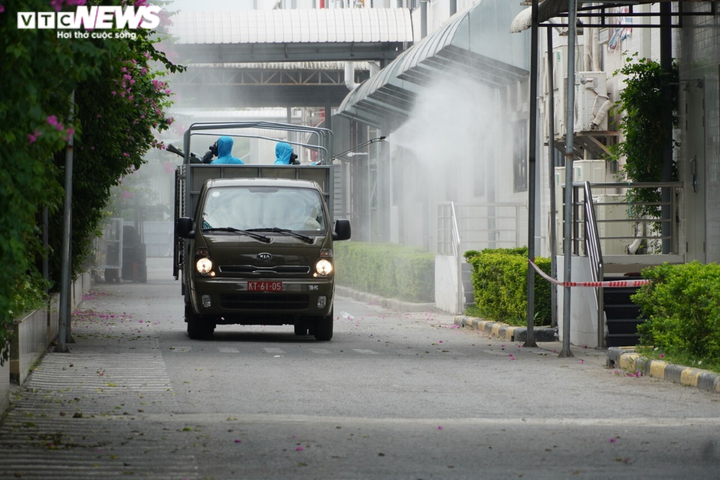Ảnh: Xuất hiện ca COVID-19, Bộ Tư lệnh Thủ đô phun khử khuẩn KCN Chương Mỹ - 1