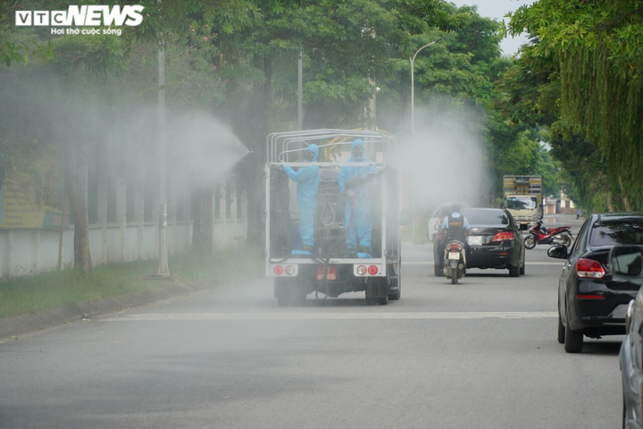 Ảnh: Xuất hiện ca COVID-19, Bộ Tư lệnh Thủ đô phun khử khuẩn KCN Chương Mỹ - 5