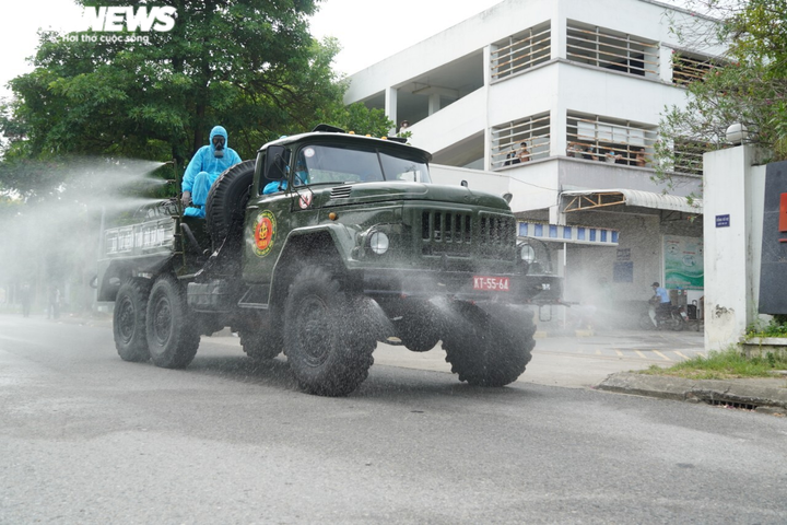 Ảnh: Xuất hiện ca COVID-19, Bộ Tư lệnh Thủ đô phun khử khuẩn KCN Chương Mỹ - 6