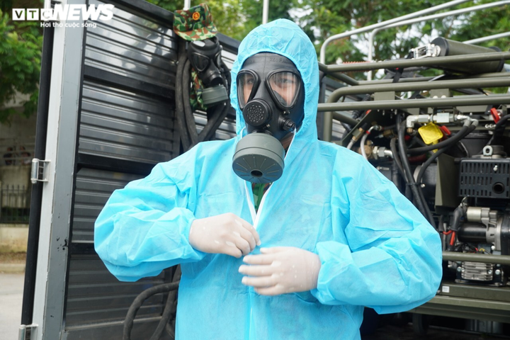 Ảnh: Xuất hiện ca COVID-19, Bộ Tư lệnh Thủ đô phun khử khuẩn KCN Chương Mỹ - 7