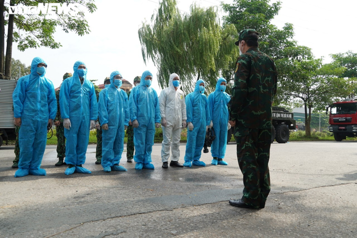 Ảnh: Xuất hiện ca COVID-19, Bộ Tư lệnh Thủ đô phun khử khuẩn KCN Chương Mỹ - 9