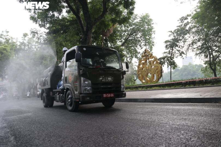 Ảnh: Hà Nội phun khử khuẩn diện rộng quanh Hồ Gươm - 10