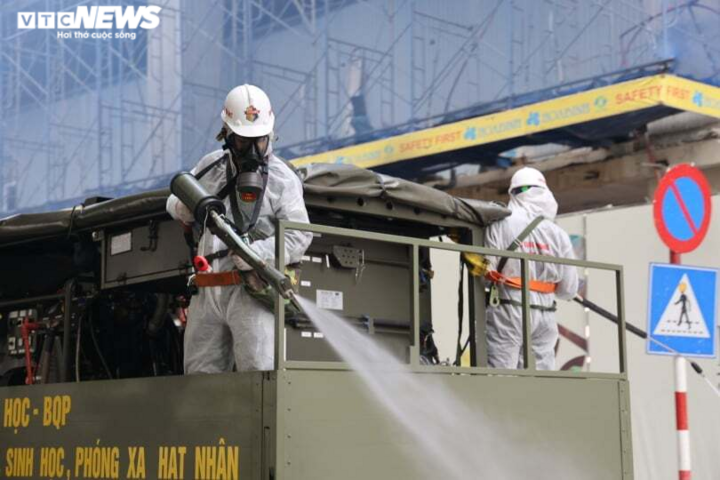 Ảnh: Hà Nội phun khử khuẩn diện rộng quanh Hồ Gươm - 7
