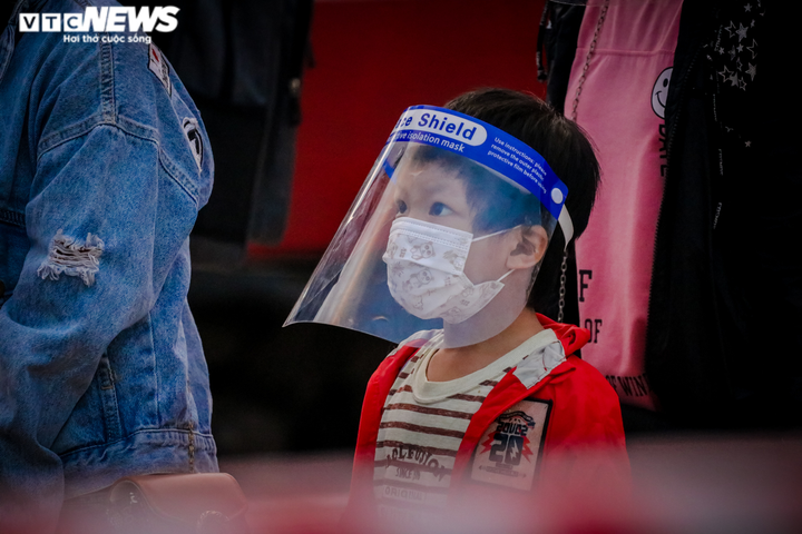 Ảnh: Chuyến tàu nghĩa tình chở 814 người dân Hà Tĩnh rời tâm dịch cập bến - 10