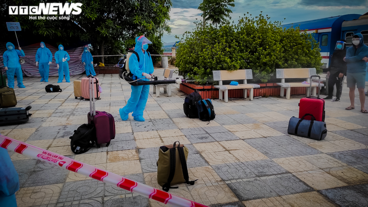 Ảnh: Chuyến tàu nghĩa tình chở 814 người dân Hà Tĩnh rời tâm dịch cập bến - 11