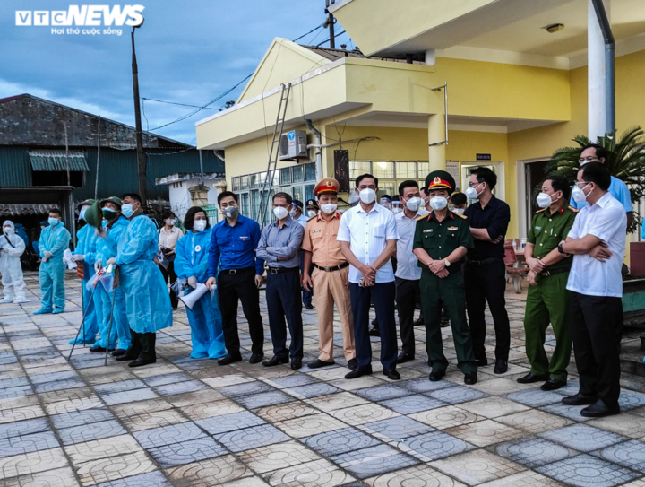 Ảnh: Chuyến tàu nghĩa tình chở 814 người dân Hà Tĩnh rời tâm dịch cập bến - 12