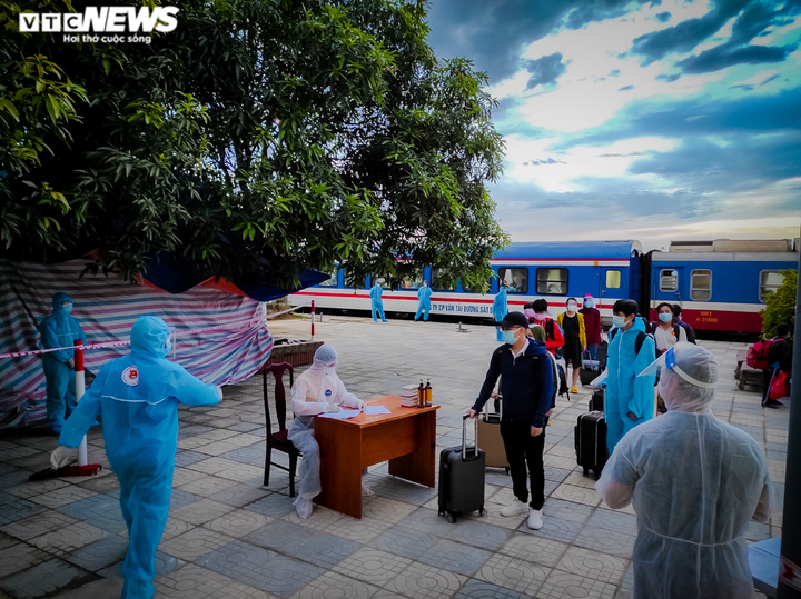 Ảnh: Chuyến tàu nghĩa tình chở 814 người dân Hà Tĩnh rời tâm dịch cập bến - 3