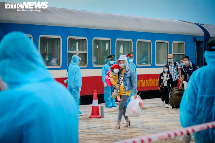 Ảnh: Chuyến tàu nghĩa tình chở 814 người dân Hà Tĩnh rời tâm dịch cập bến - 4