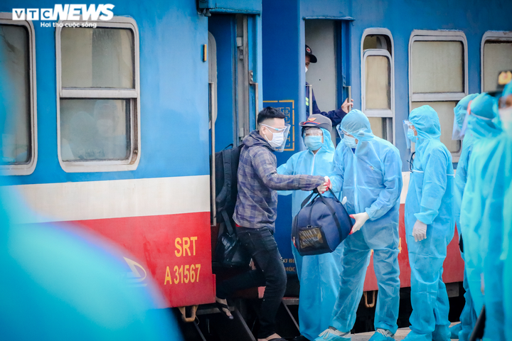 Ảnh: Chuyến tàu nghĩa tình chở 814 người dân Hà Tĩnh rời tâm dịch cập bến - 5