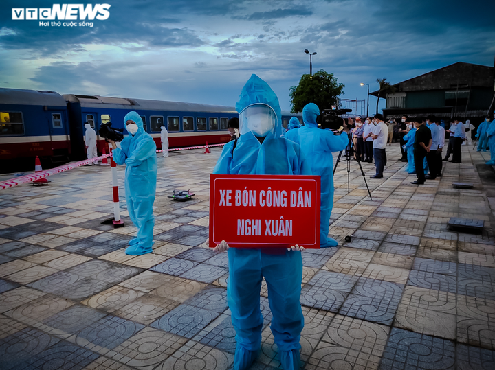 Ảnh: Chuyến tàu nghĩa tình chở 814 người dân Hà Tĩnh rời tâm dịch cập bến - 6