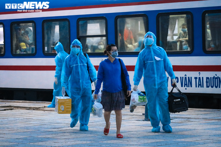 Ảnh: Chuyến tàu nghĩa tình chở 814 người dân Hà Tĩnh rời tâm dịch cập bến - 7