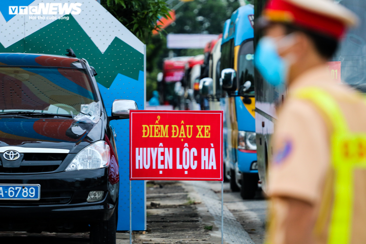 Ảnh: Chuyến tàu nghĩa tình chở 814 người dân Hà Tĩnh rời tâm dịch cập bến - 9